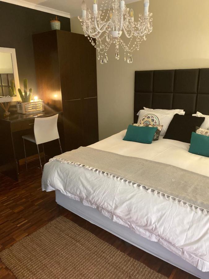 The Hedge Guesthouse Куруман Екстериор снимка